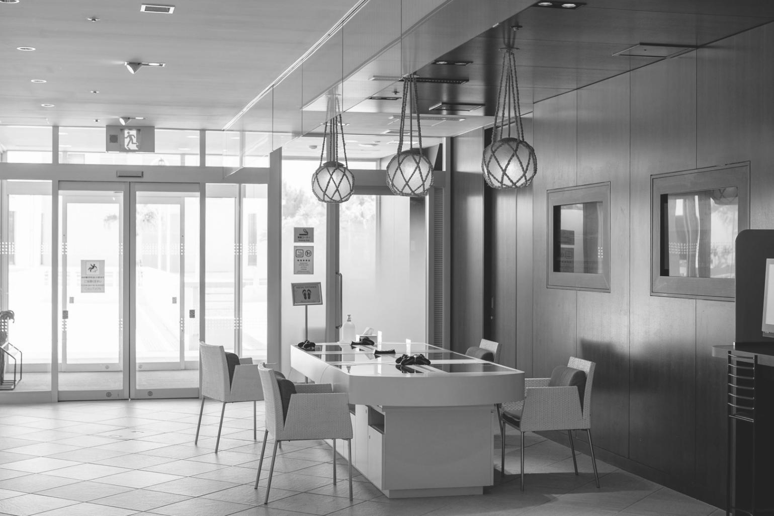 Sesión de formación con estudiantes trabajando en análisis financiero colaborativo