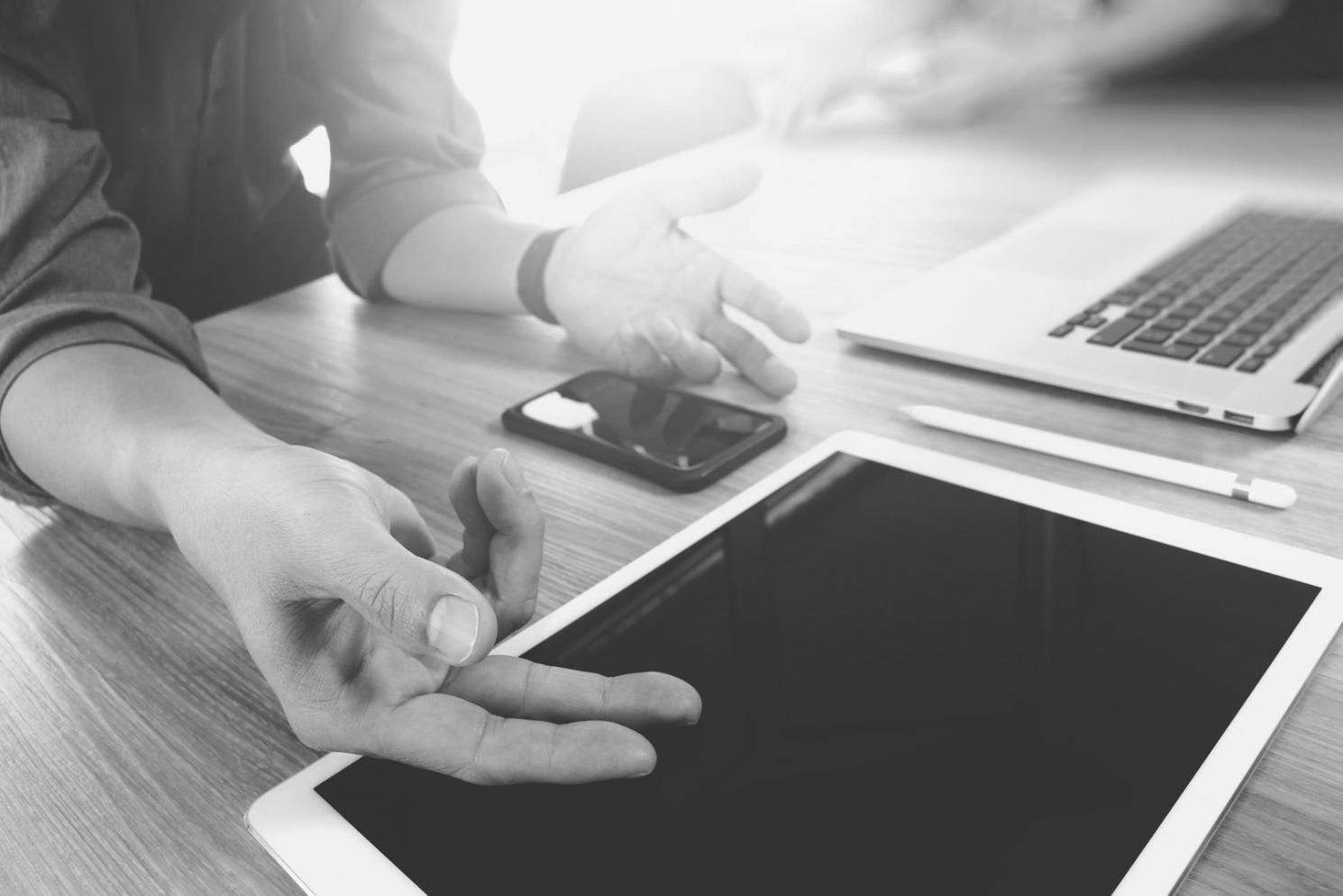 Profesionales analizando tendencias financieras en el aula