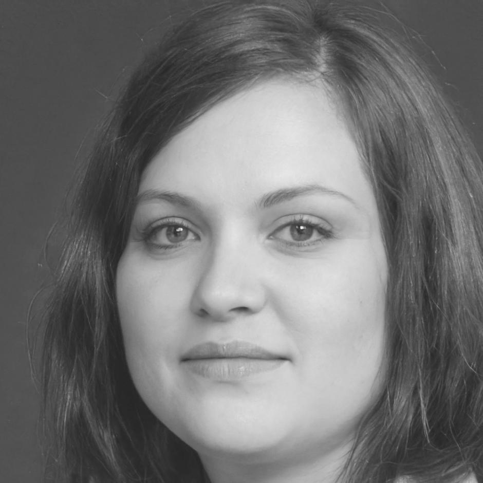 Retrato profesional de Esperanza Villareal, experta en modelado presupuestario